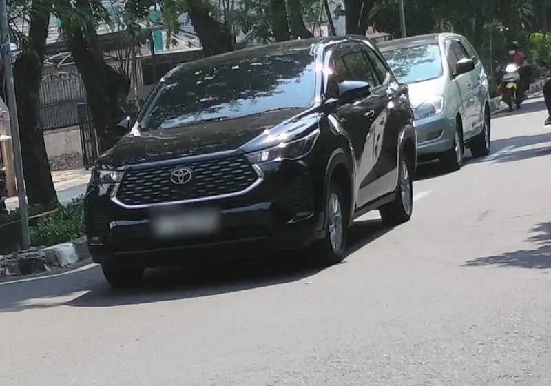 Toyota Innova Zenix hitam