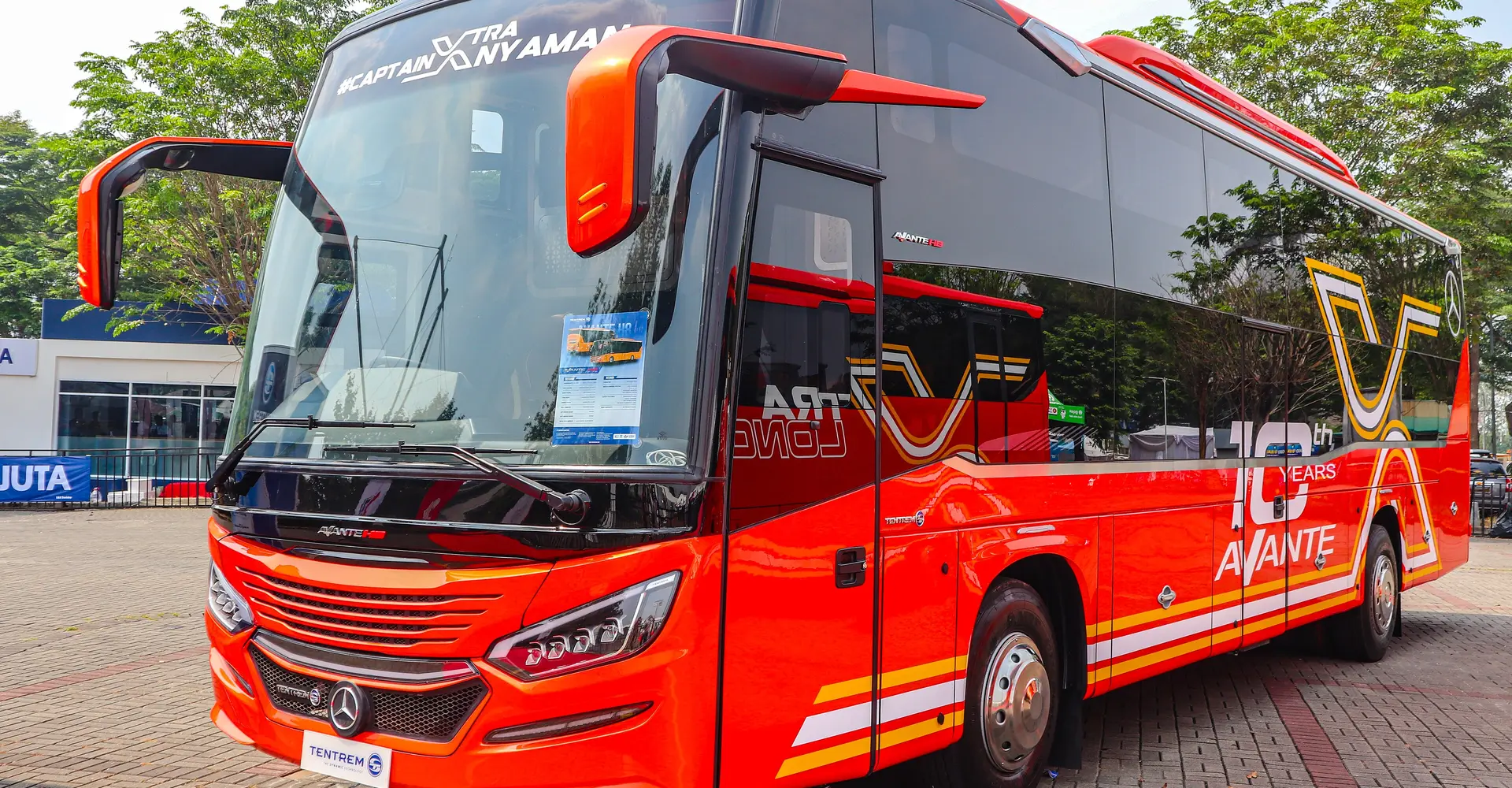 Bus pariwisata besar berwarna merah-oranye
